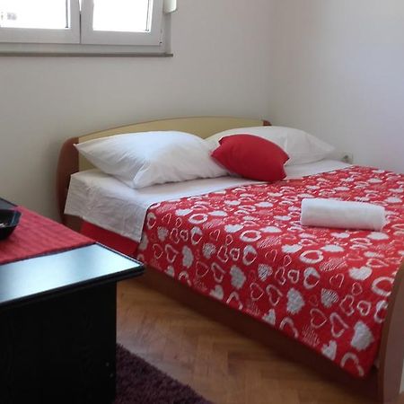 Apartment Max Omiš Exteriör bild
