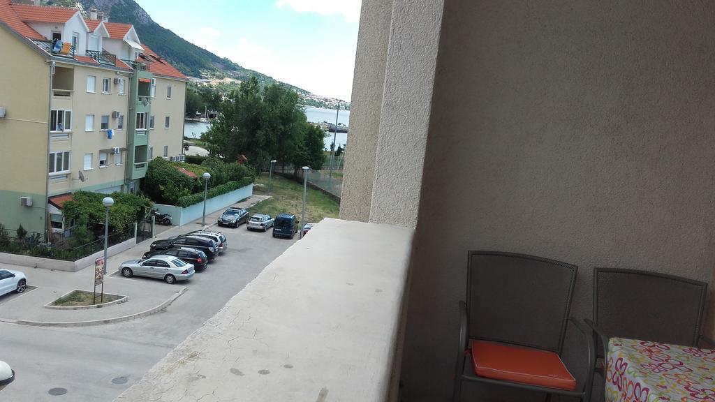 Apartment Max Omiš Exteriör bild