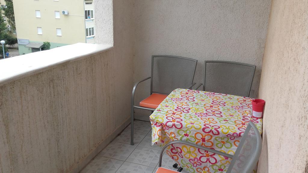 Apartment Max Omiš Exteriör bild