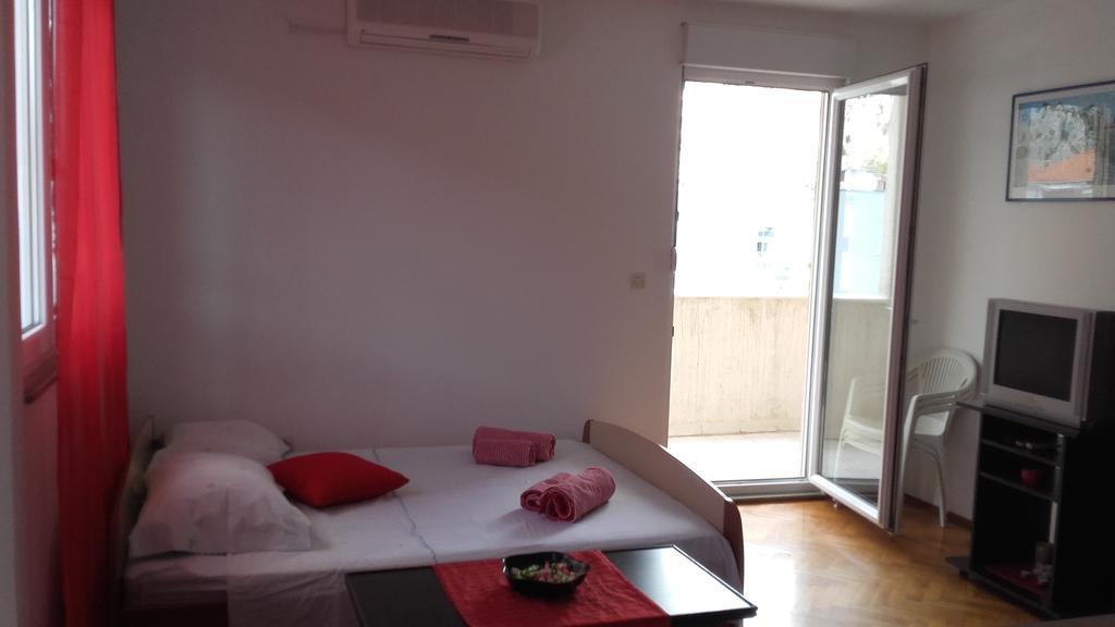 Apartment Max Omiš Exteriör bild