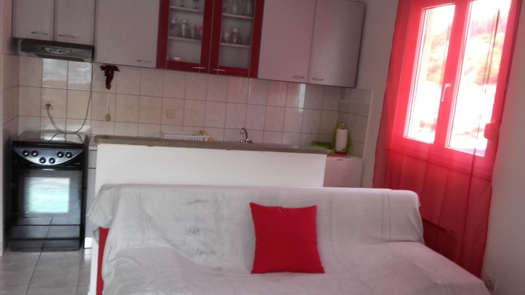 Apartment Max Omiš Exteriör bild