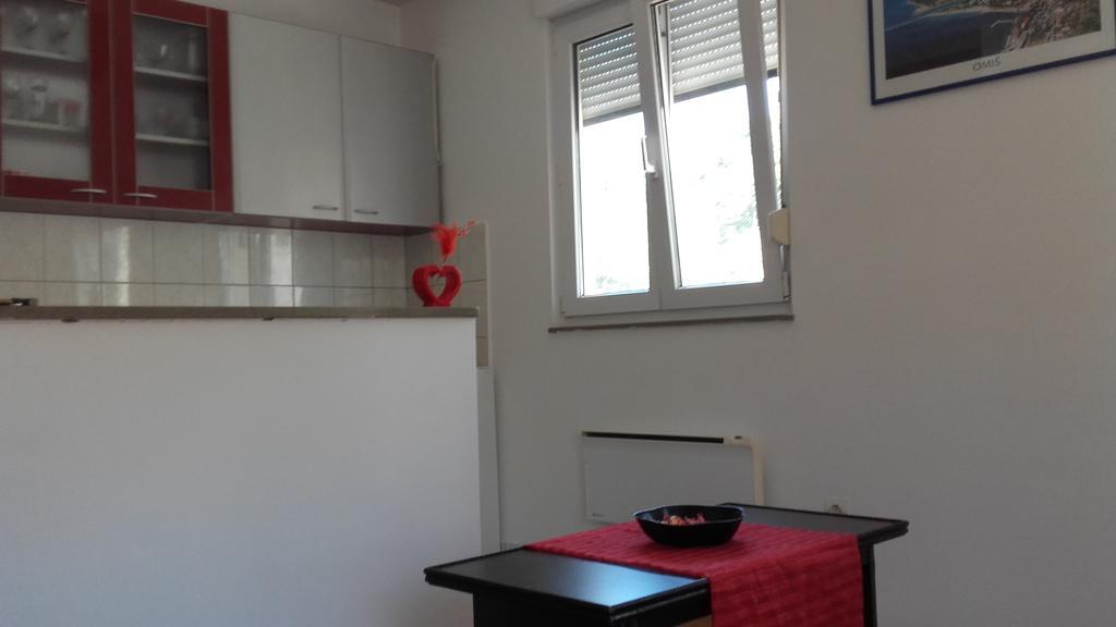 Apartment Max Omiš Exteriör bild
