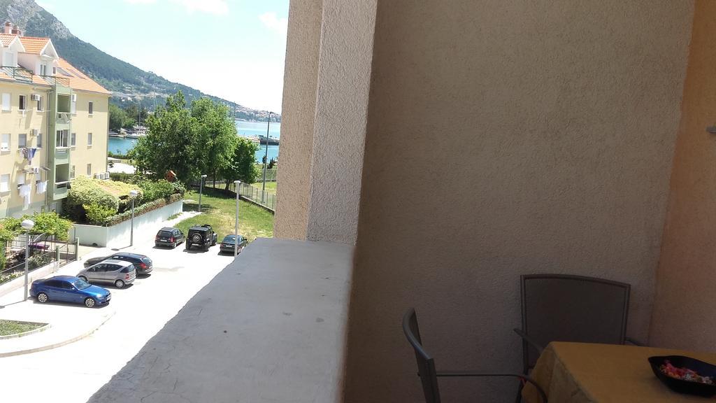 Apartment Max Omiš Exteriör bild