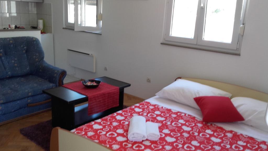 Apartment Max Omiš Exteriör bild